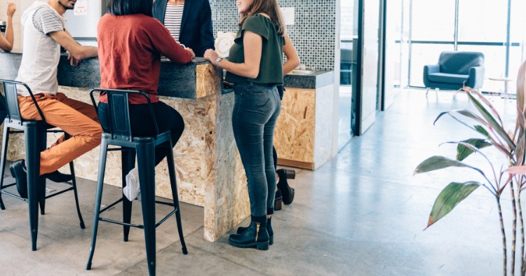 Büro Arbeitsplatz mit Raum für Zusammenkunft und Kaffee
