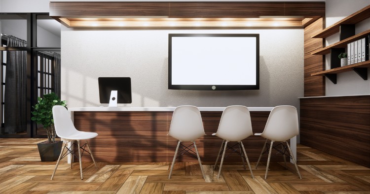 Schönes Büro mit Monitoren in verschiedener Grösse