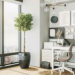 Arbeitsplatz zuhause mit Laptop, Schreibtisch und Beleuchtung