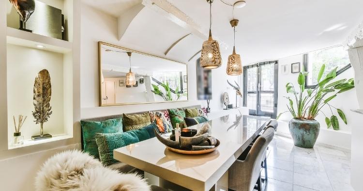 Großformatige Kunstwerke auf dem Esstisch