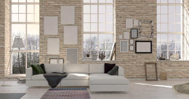 Offener Wohnraum mit hohen Decken