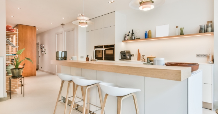 Kleine Designerküchen sind hell und einladend