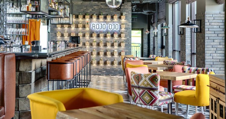 Bareinrichtung mit verschiedenen Texturen und Farben