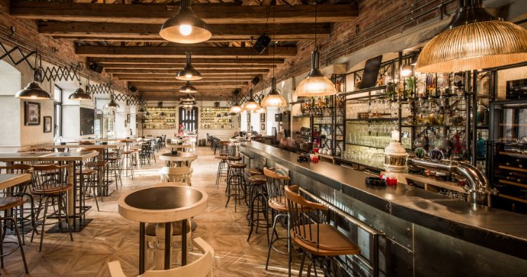 Restaurant Bar Einrichtung in klassischen edlen Farben