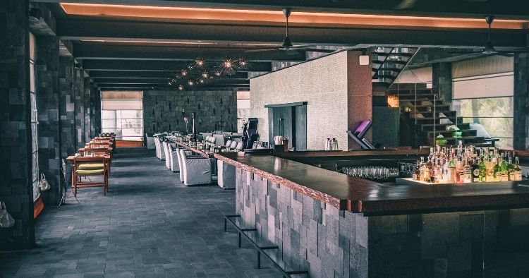 Sports Bar Einrichtung schlicht und edel minimalistisch