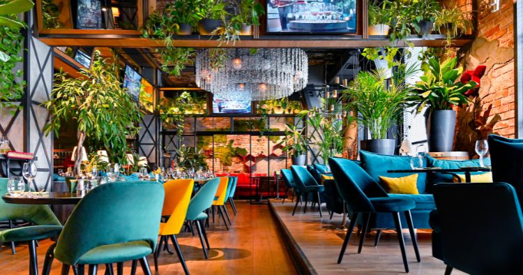 Gastro Deko in biophiler Umgebung bringt den Ausgleich