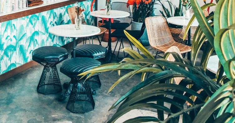Restaurant Bar Einrichtung in tropischer Frische