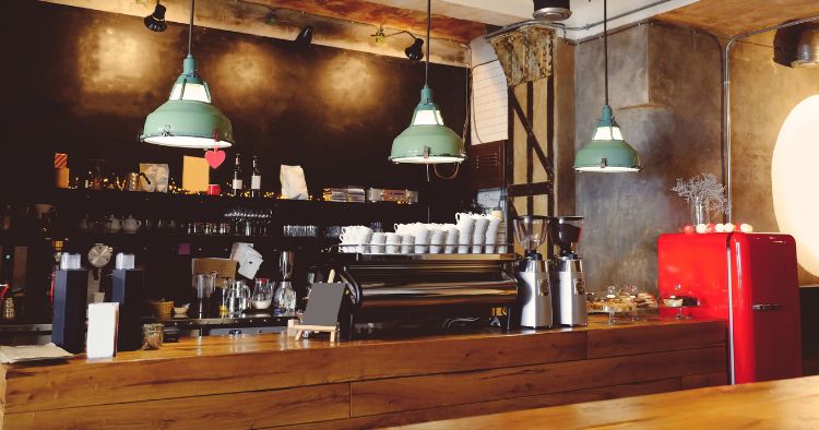 Sports Bar Einrichtung im industriellen Stil