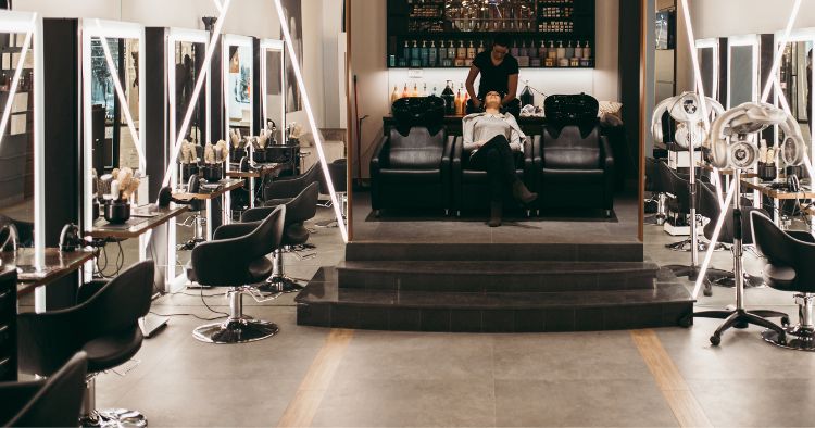 Bilder Friseursalon - Der Shampoobereich im Fokus