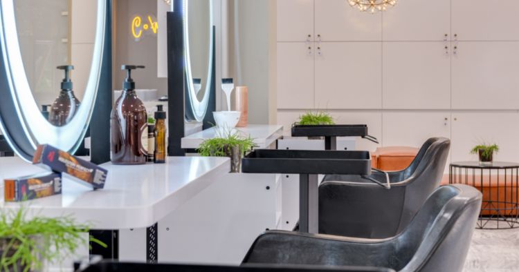 Kosmetikstudio Einrichtungsbeispiel mit Ledersessel