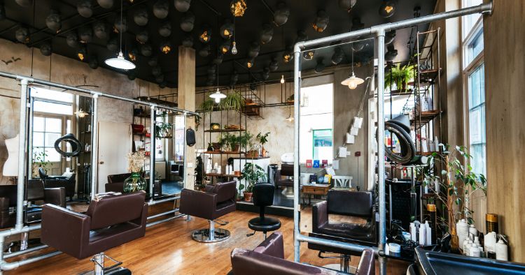 Friseureinrichtung Vintage mit edlem Lederstuhl - ein Muss