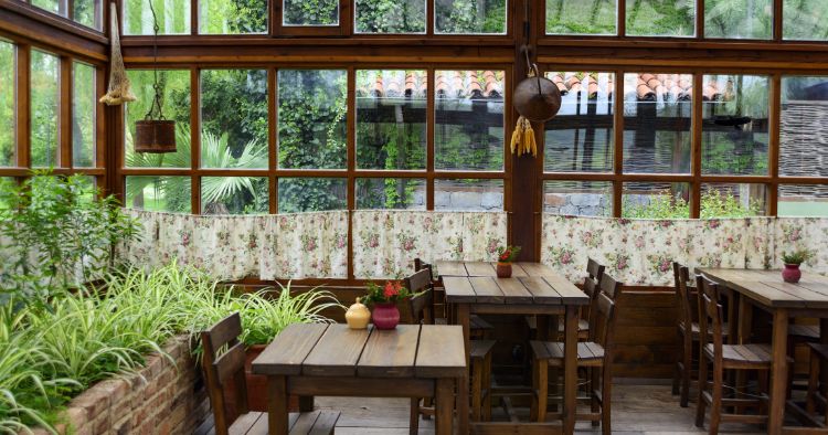 Pflanzen als Mittelpunkt in biophilem Gastronomie Design