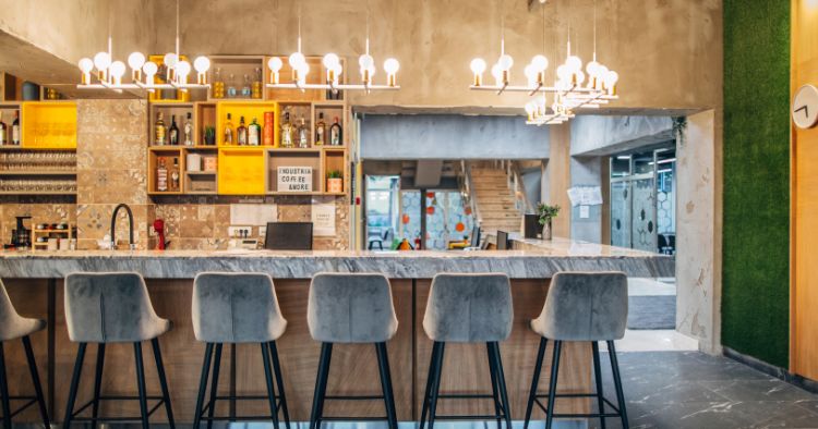 Bar Inneneinrichtung in Naturtönen