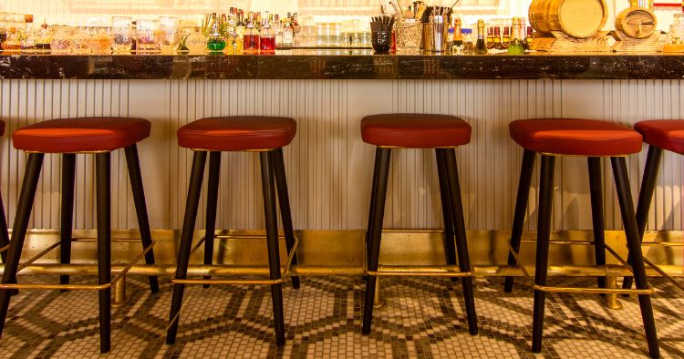 Amerikanische Bar Einrichtung im Materialmix mit zeitlosem Marmor