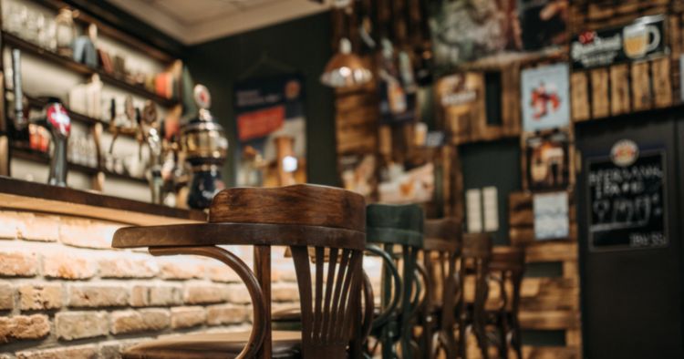 Bar Möbel aus Holz oder Bambus sind langlebig und ökologisch wertvoll