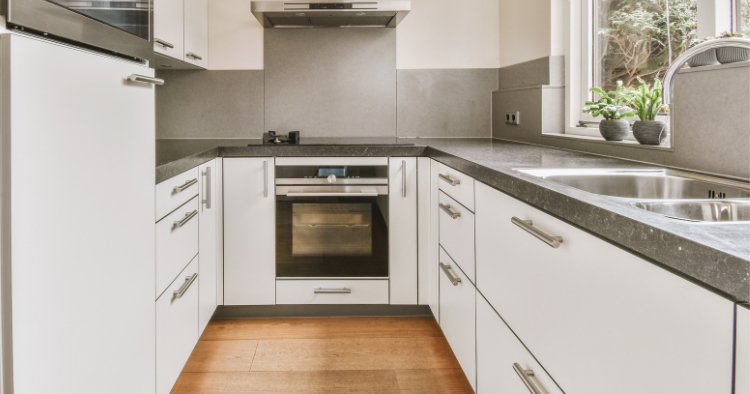 Ideen schmale Küche dezent in Weiß gehalten