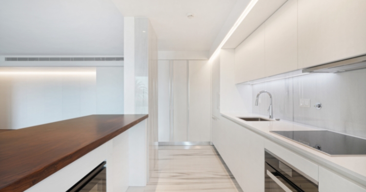 Glatte, unstrukturierte Decken lassen jede Küche sauber und modern wirken