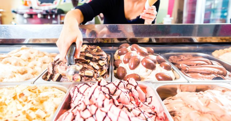Eiscafe Einrichtung mit spezieller Eistheke